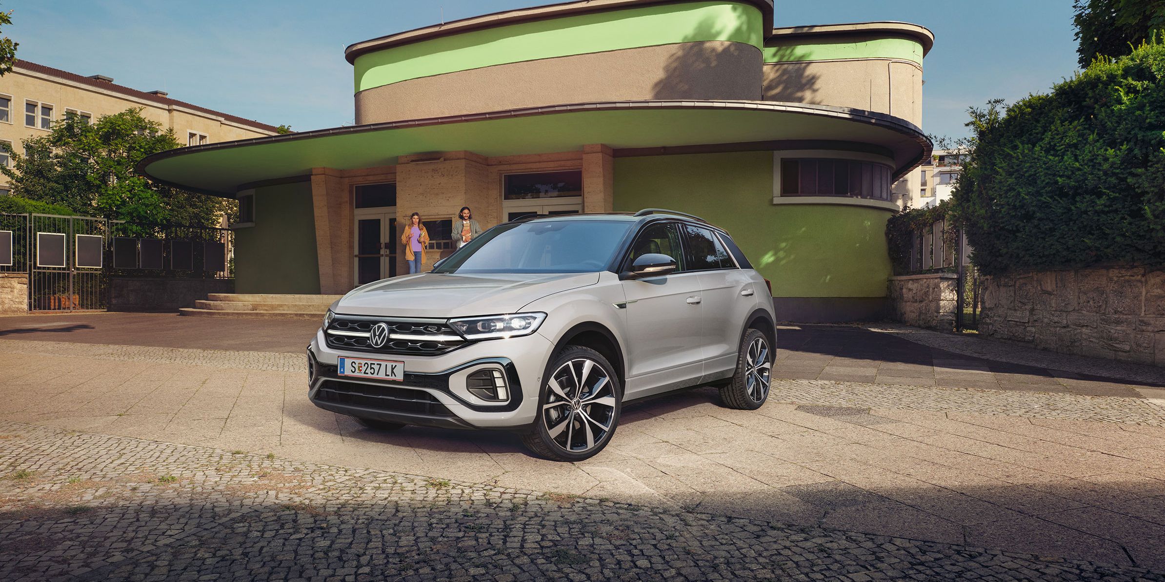 Der VW T-Roc R-Line geparkt vor Gebäude