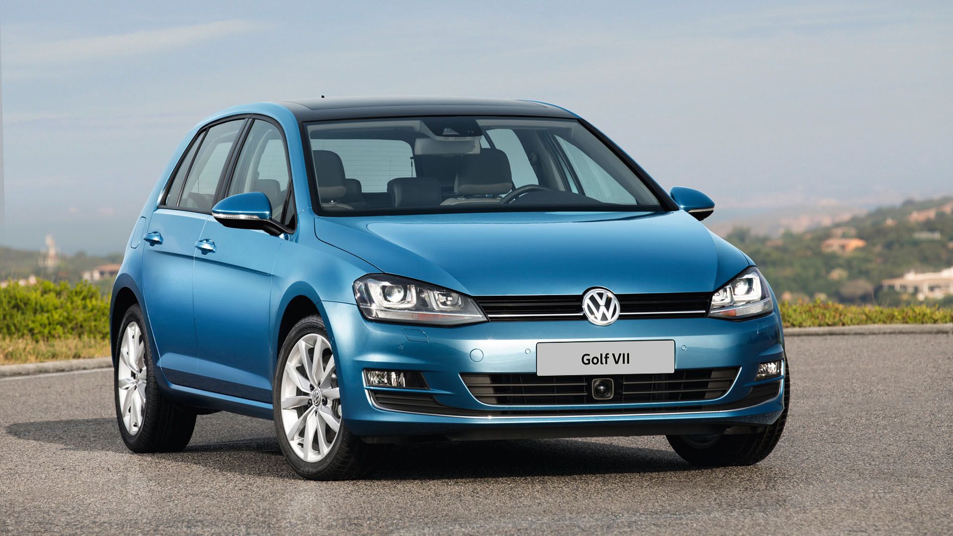 Der VW Golf 7 in blau von schräg vorne