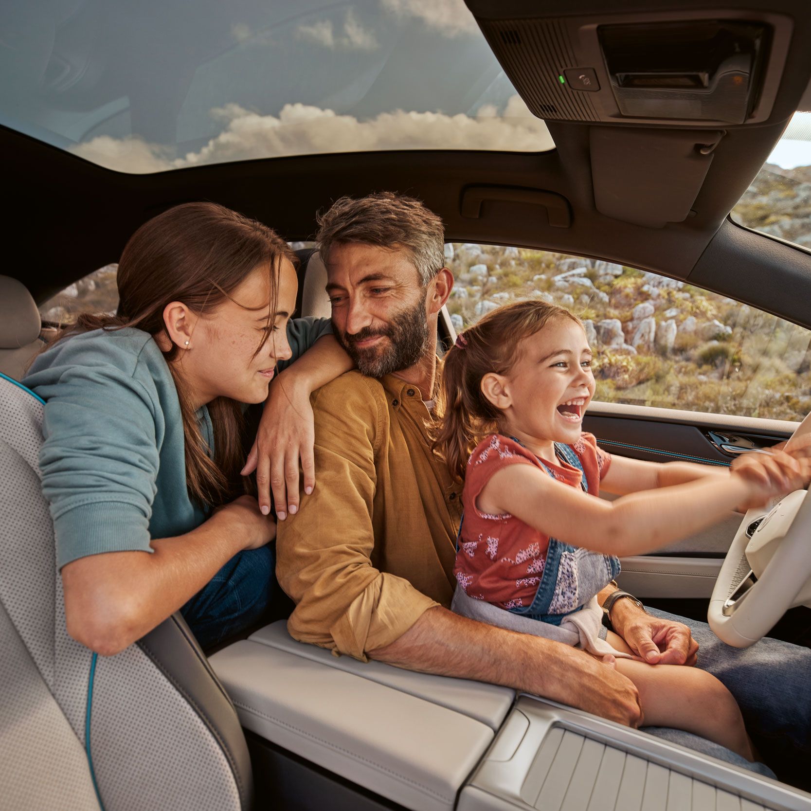 Blick durch das VW ID.7 Beifahrerfenster, eine Familie sitzt im Fahrzeug