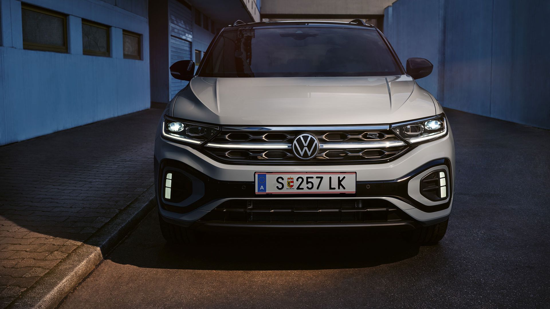 Frontansicht eines weißen VW T-Roc