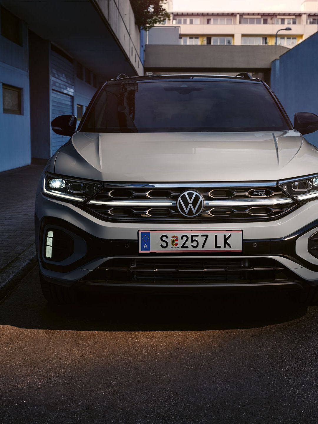 Frontansicht eines weißen VW T-Roc