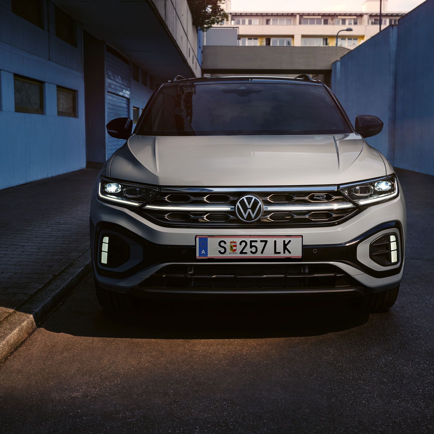 Frontansicht eines weißen VW T-Roc