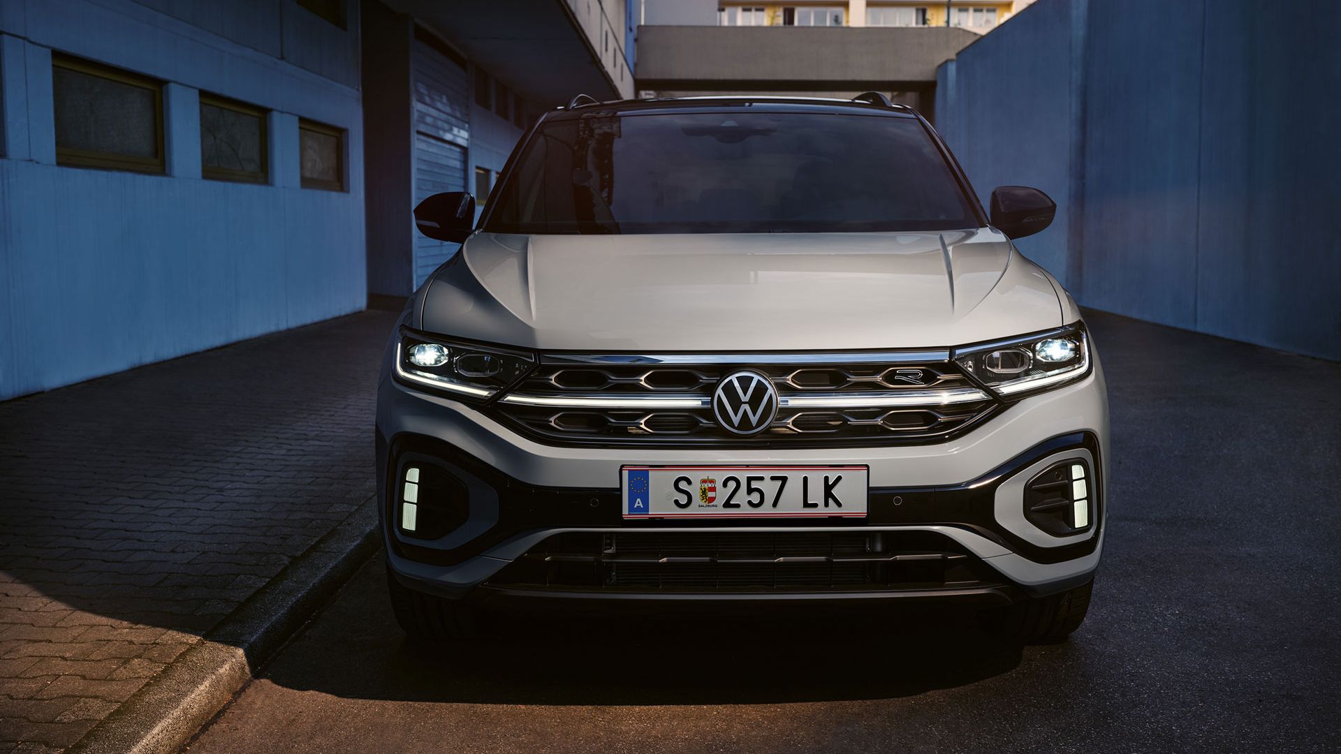 Frontansicht eines weißen VW T-Roc