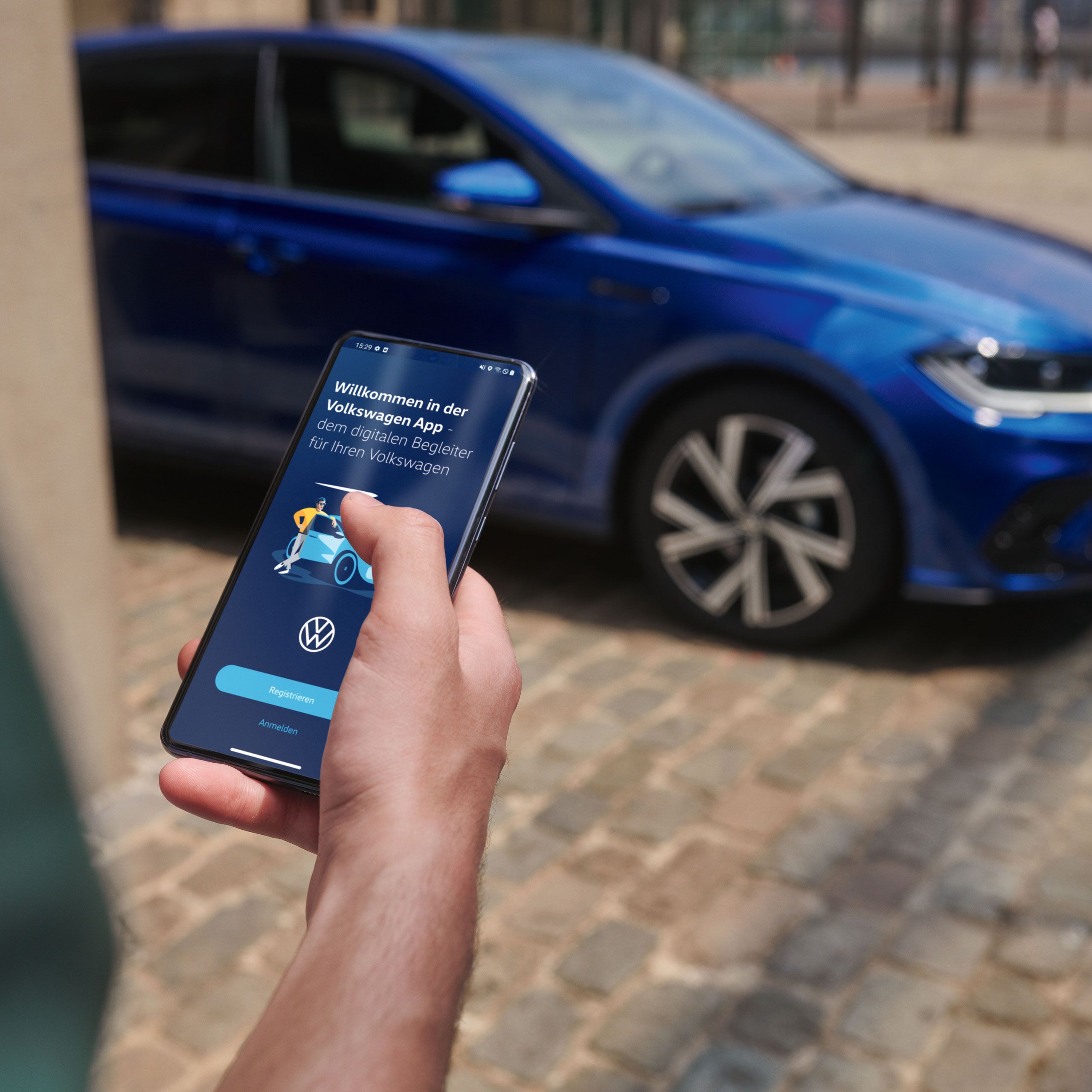 Eine Person hält ein Smartphone, auf welchem die Volkswagen App geöffnet ist 