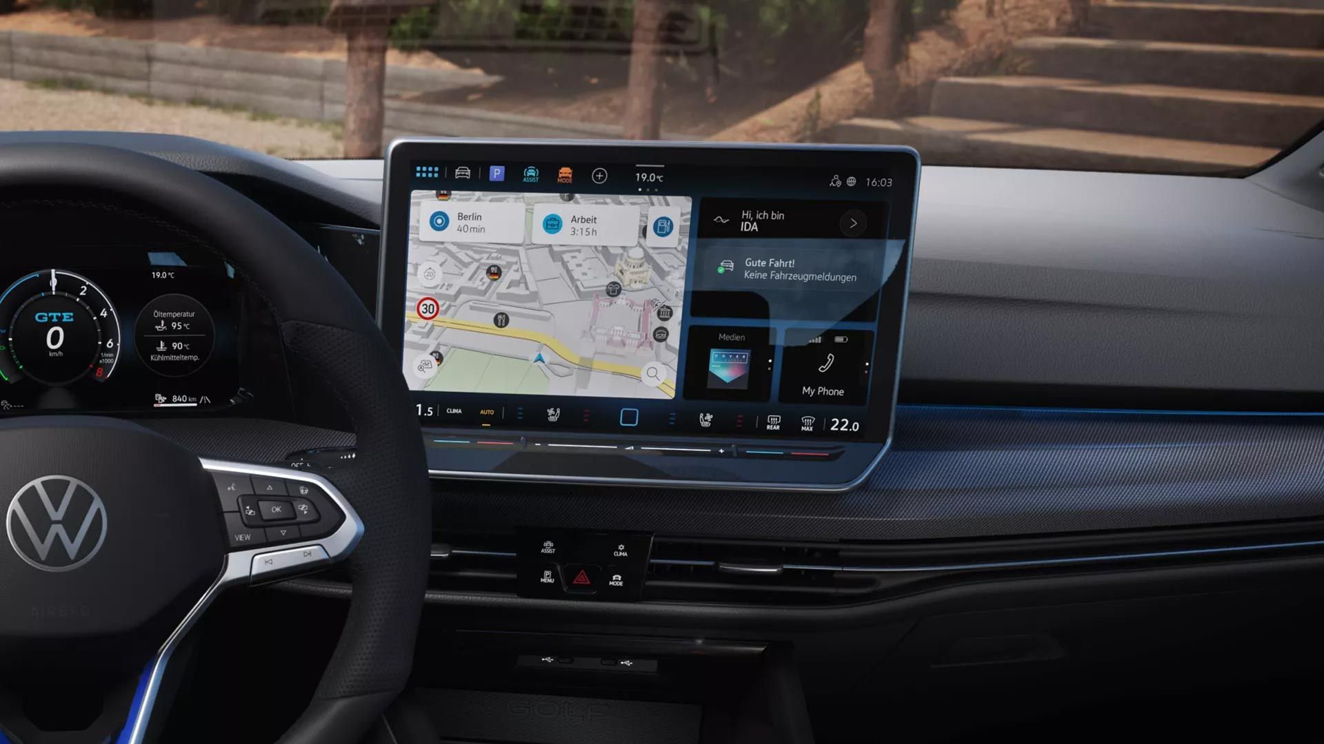 Detailansicht des Cockpits vom VW Golf GTE mit Navigationssystem "Discover" und Infotainmentsystem mit 32-cm Display 