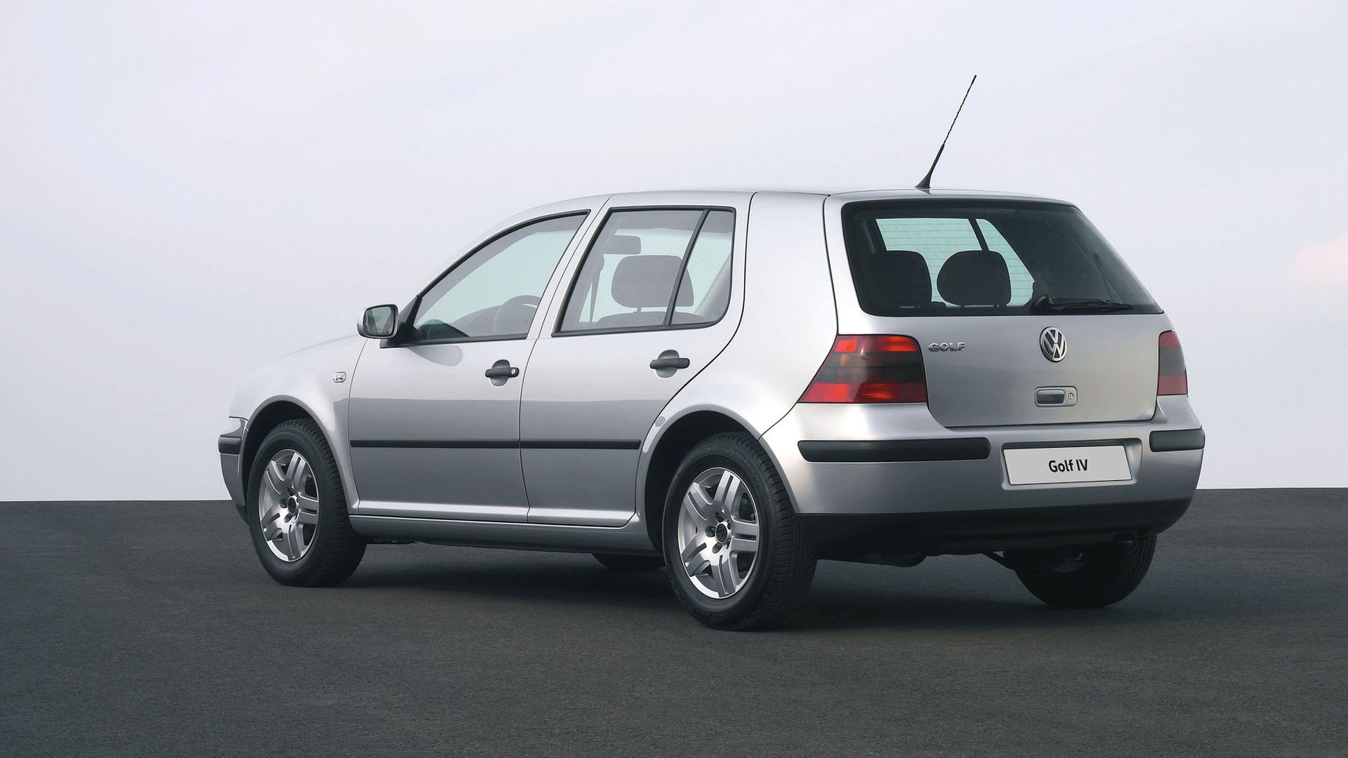 Der VW Golf 4 in silber schräg von hinten