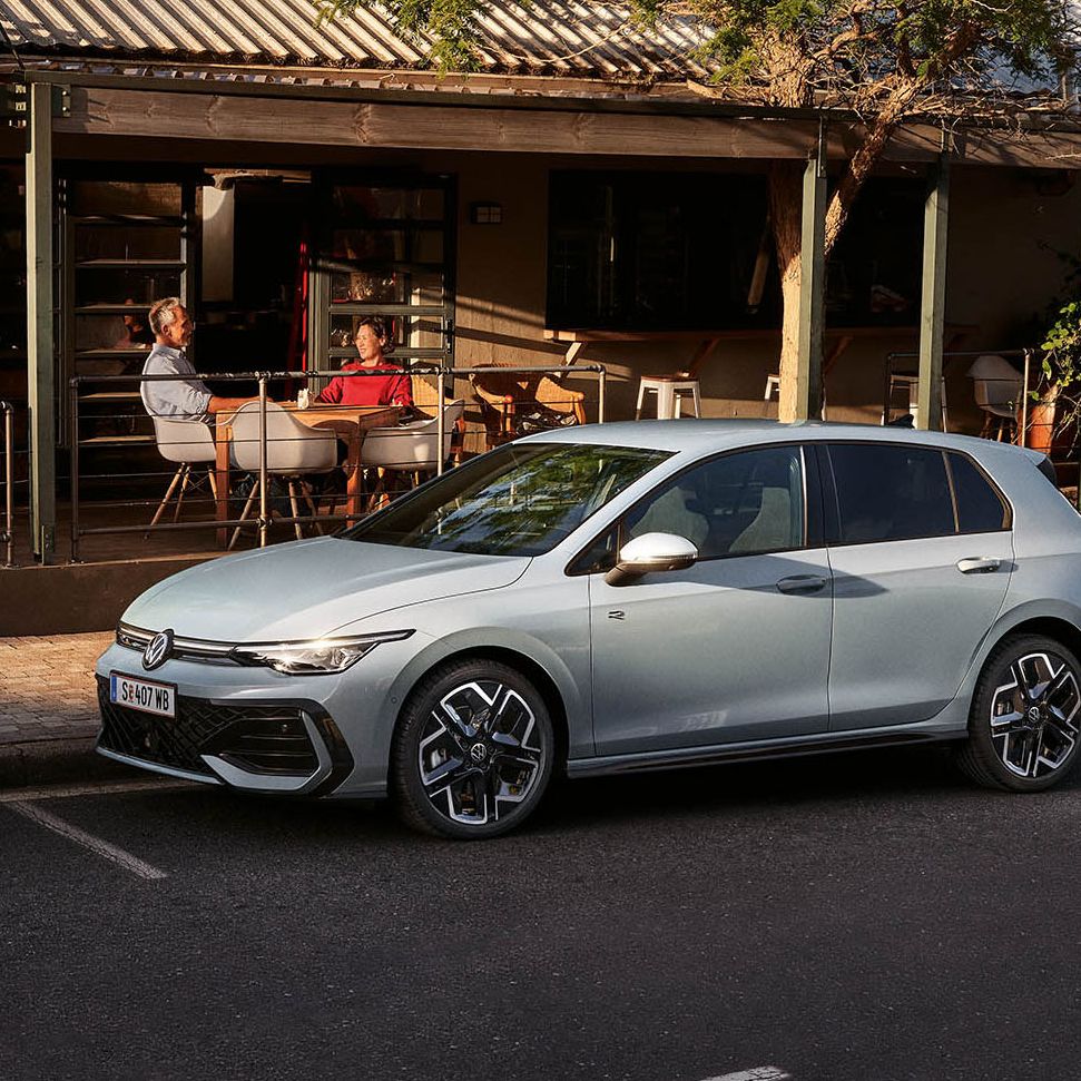 Der neue Golf GTE parkt an einem Straßenrand neben einem Café.