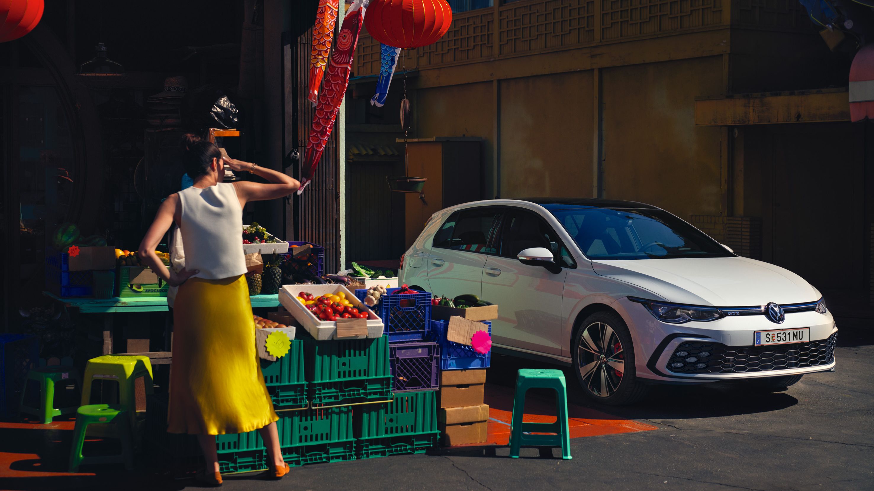 Weißer VW Golf GTE parkt an Straßenecke