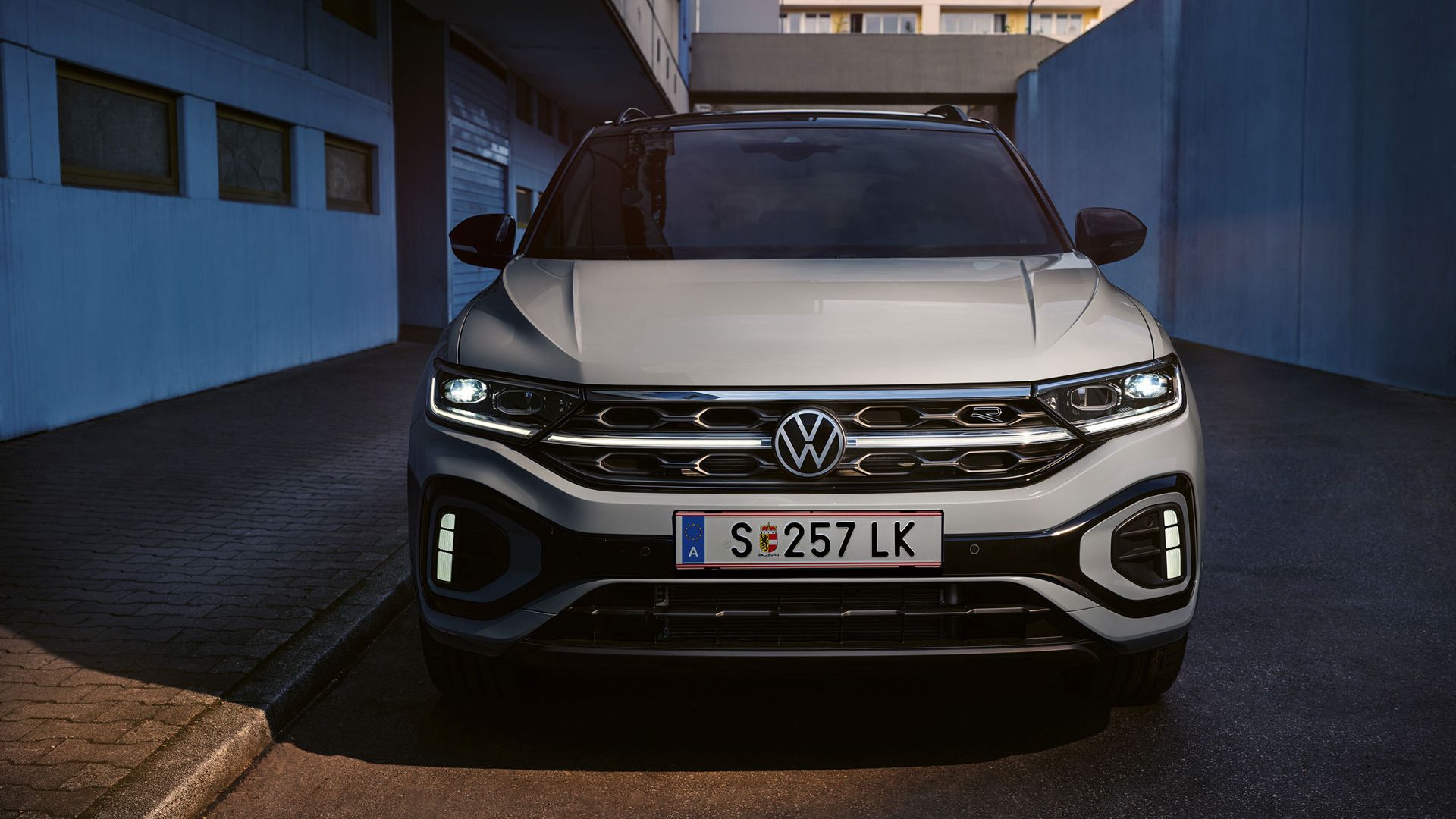 Frontansicht eines weißen VW T-Roc