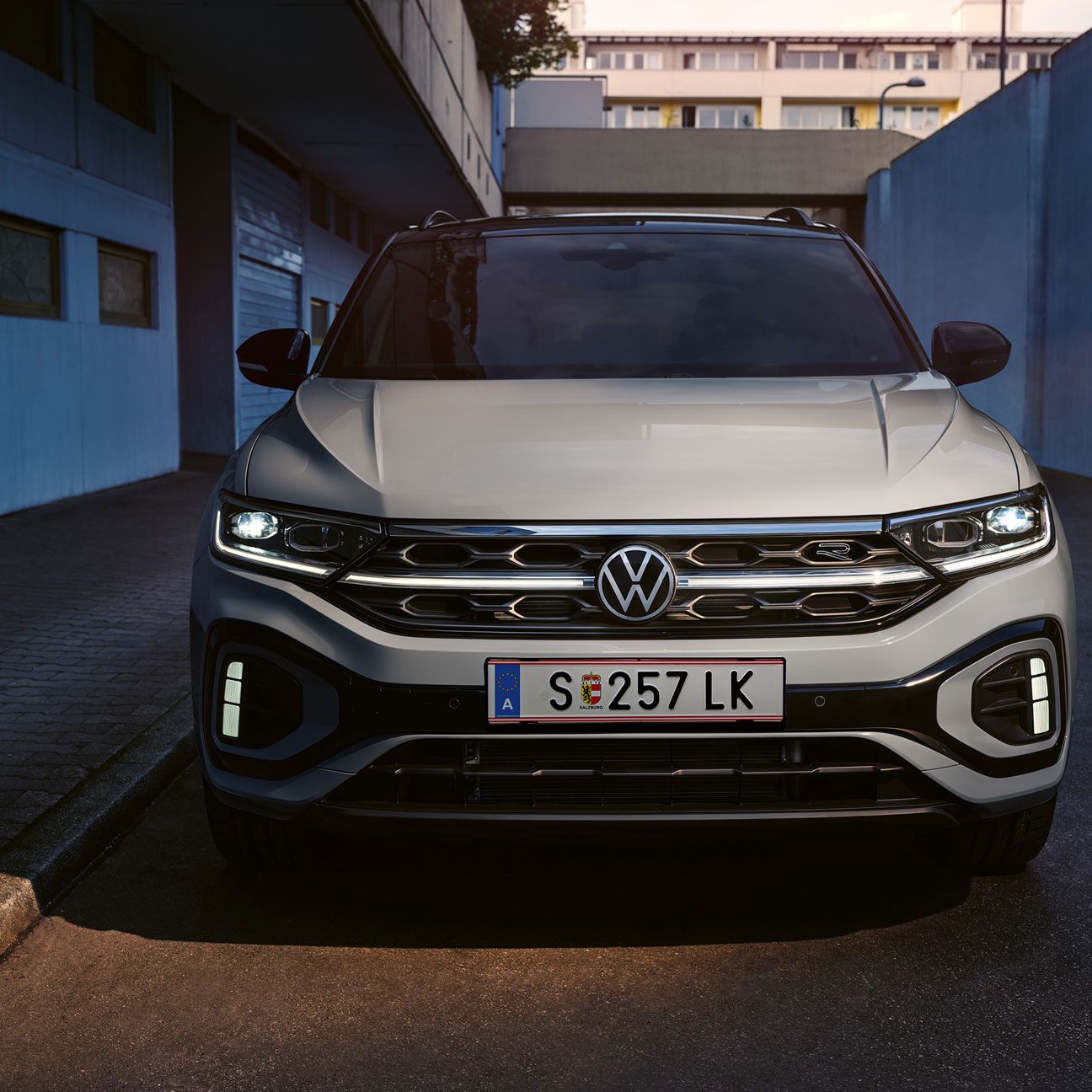 Frontansicht eines weißen VW T-Roc