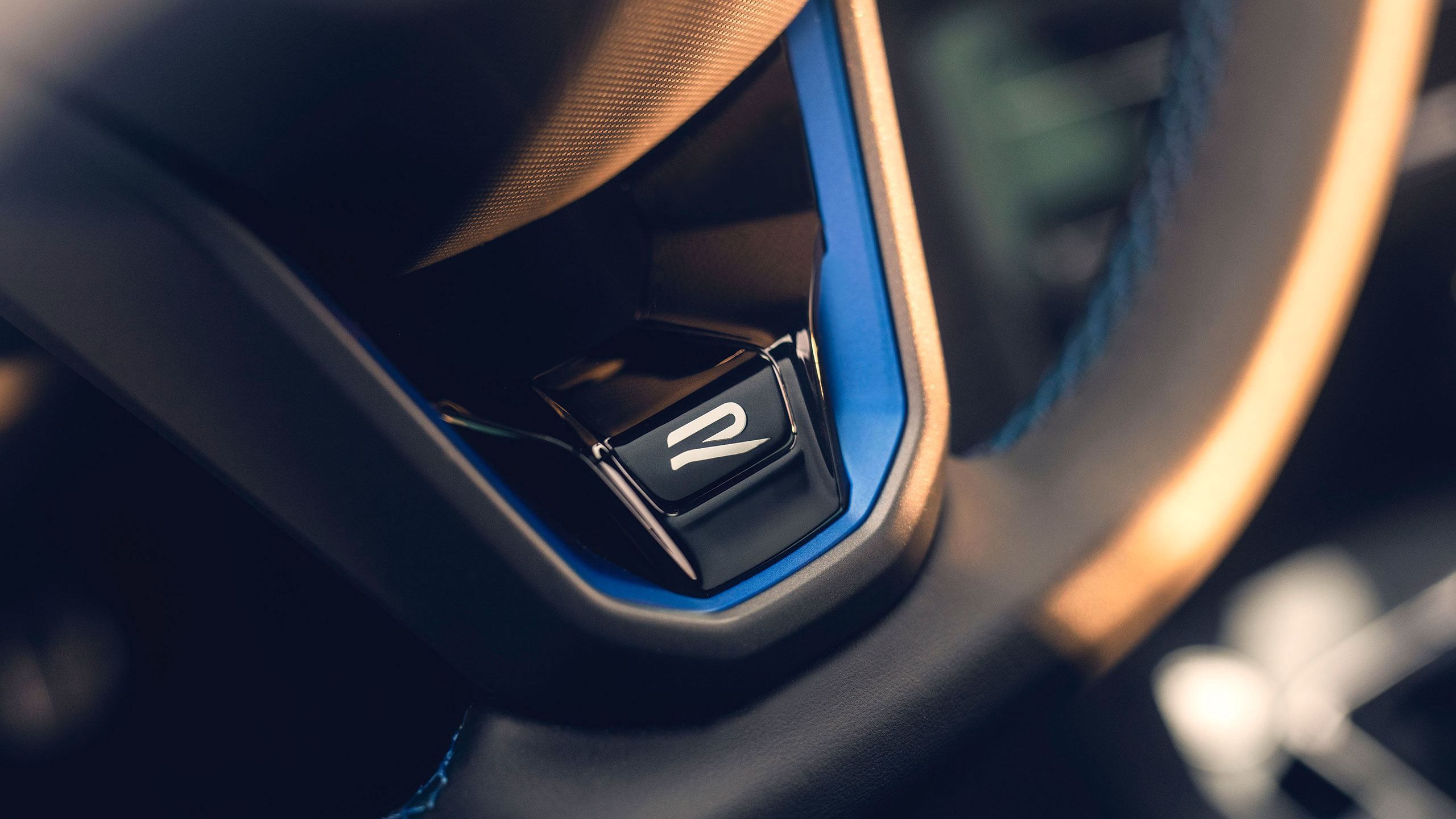 Das VW R-Logo auf dem Multifunktionssportlenkrad im Interieur des Tiguan R