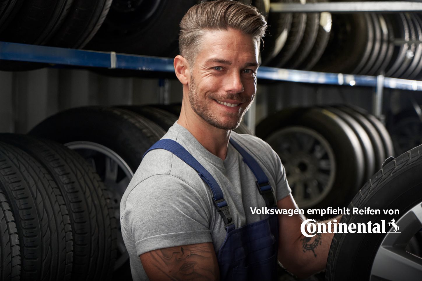 Ein Volkswagen Service Techniker schlichtet Winterkompletträder in ein Regal