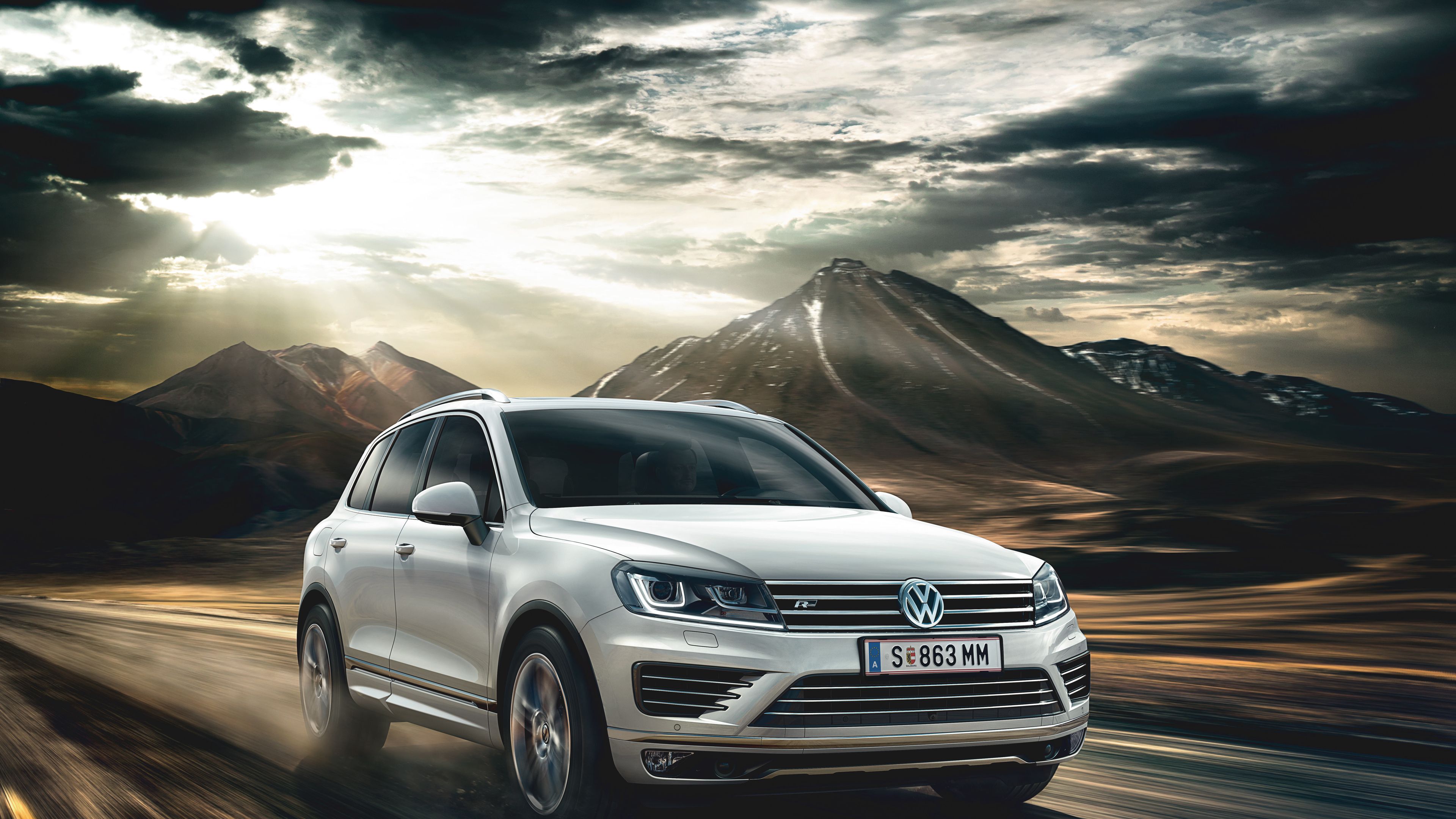 VW Touareg R-Line Vorgängermodell silber Exterieur Frontansicht