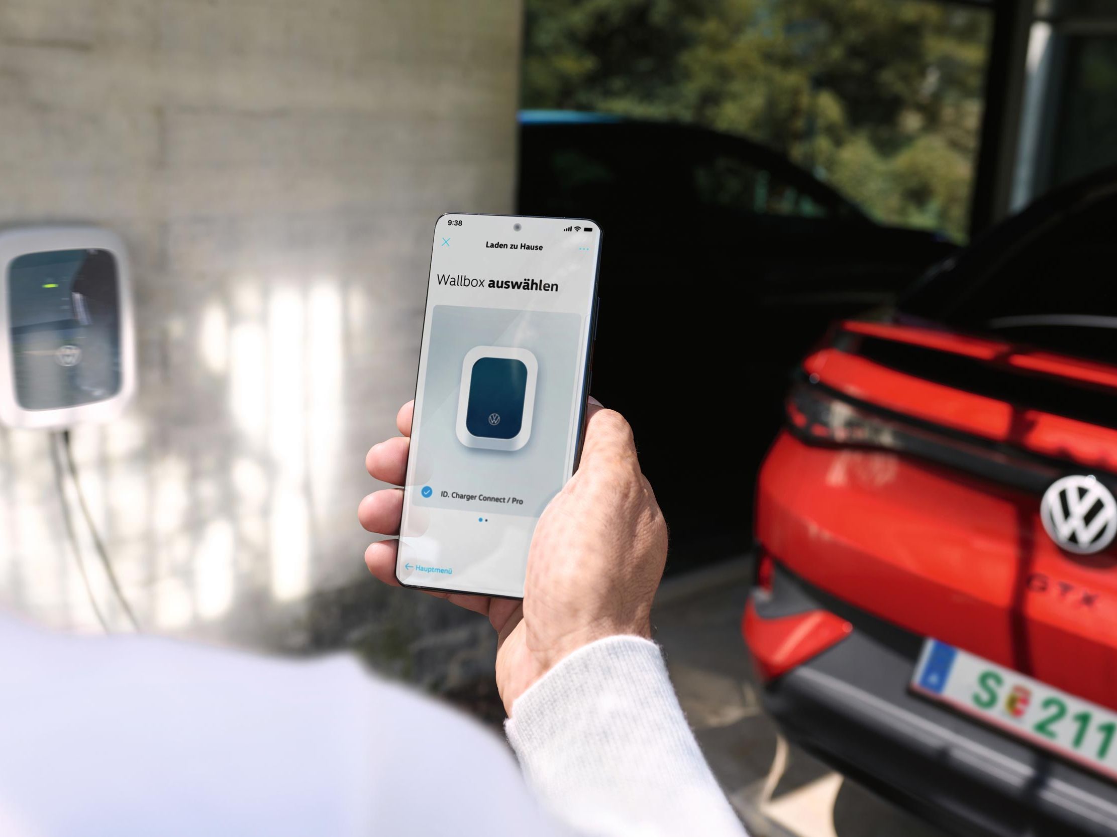 Volkswagen App zur Überwachung des Ladevorgangs, im Hintergrund ein roter VW ID.5 GTX