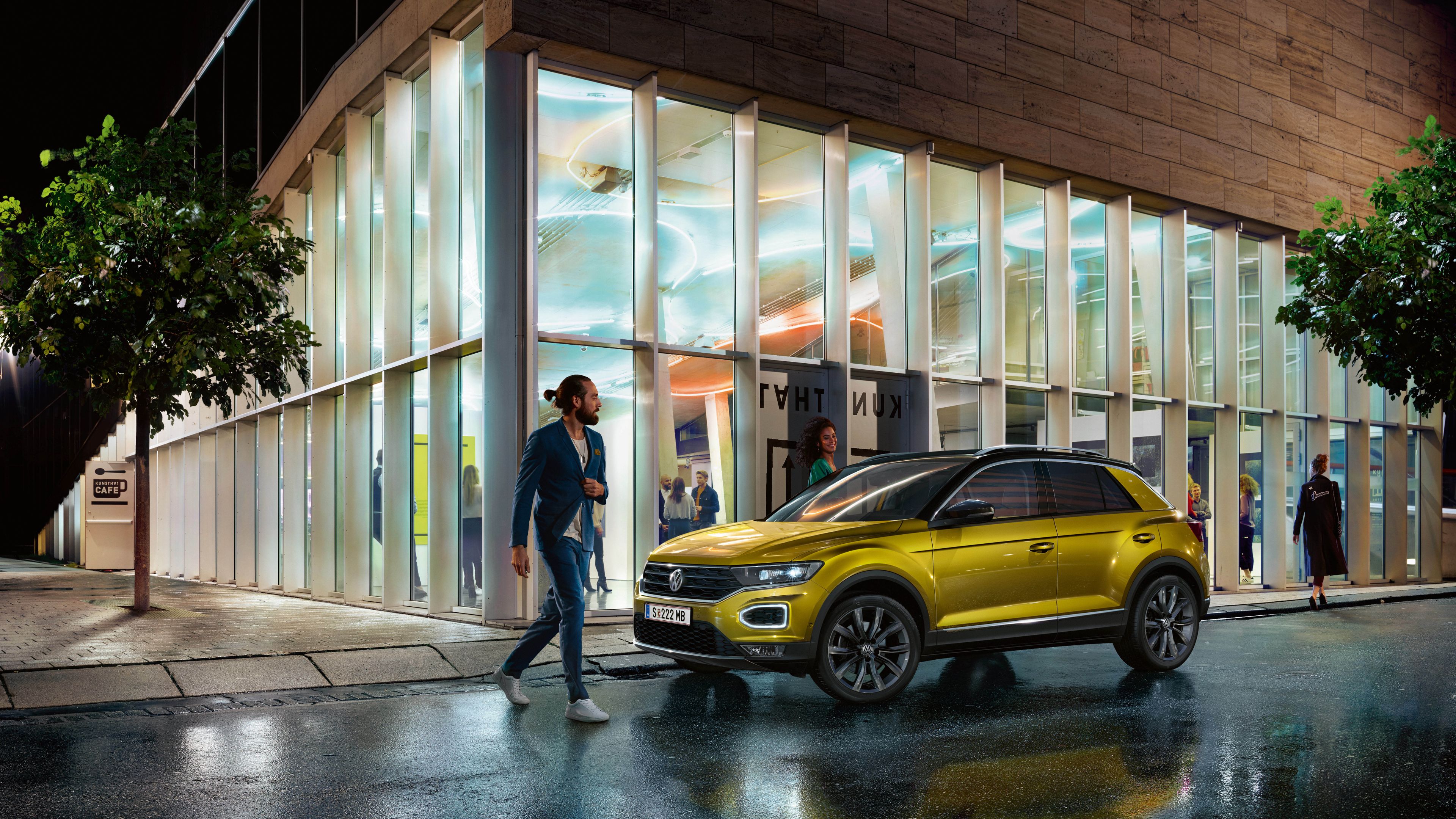 mann geht vor vw t-roc Vorgängermodell