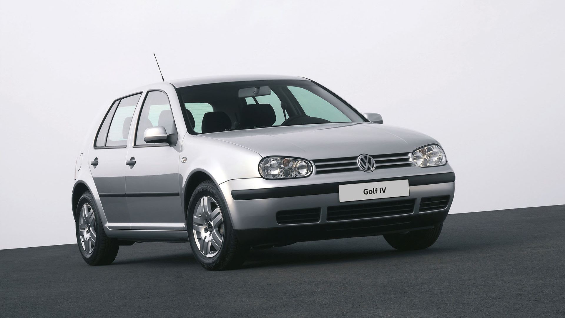 Der VW Golf 4 in silber schräg von vorne