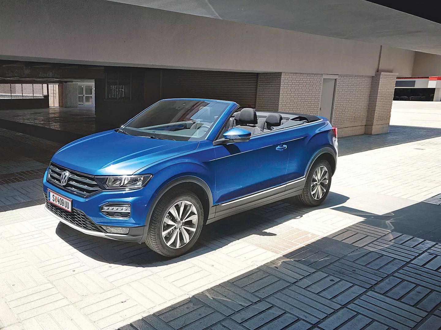 VW T-Roc Cabriolet Vorgängermodell Front- und Seitenansicht 