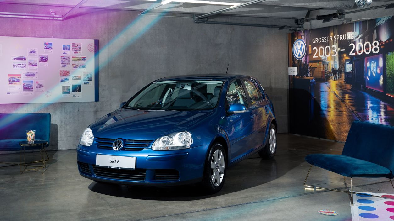 Ein blauer VW Golf 5 schräg von vorne