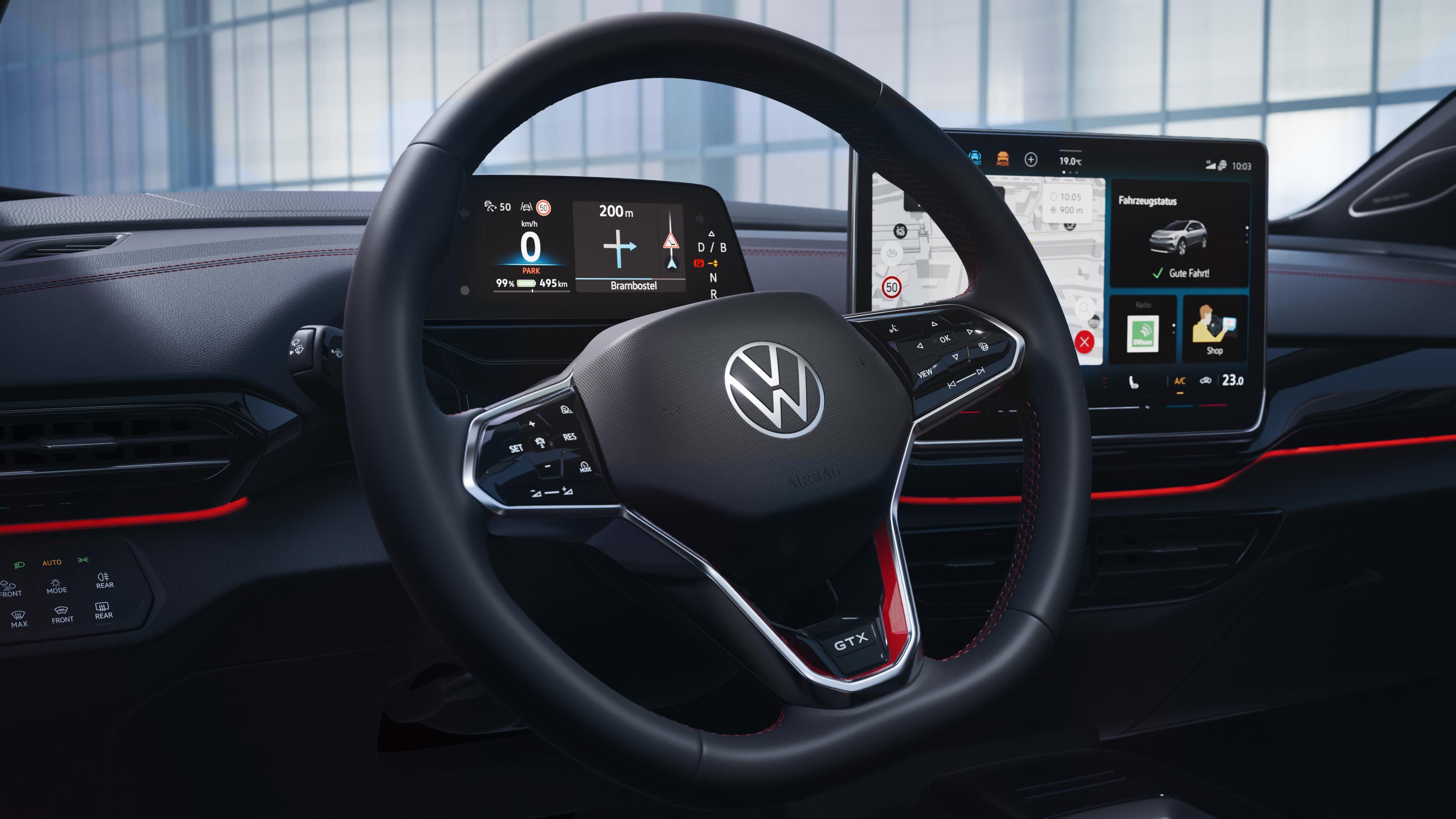 VW ID.4 GTX Interieur. Blick auf das Multifunktionslenkrad und Infotainment-System.