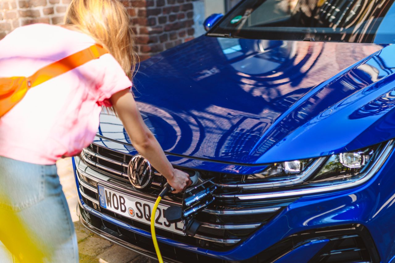 Plug-in-Hybrid ober dem vorderen Kennzeichen