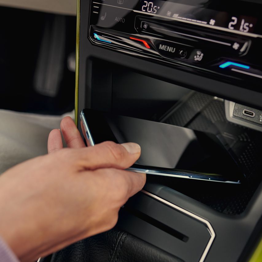 Detailaufnahme des Wireless Charging und der USB-C-Schnittstellen im VW Taigo 