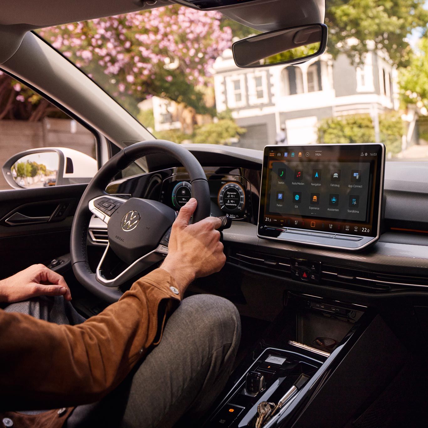 Interieur des Golf 8 PA mit Digital Cockpit und Infotainment-System.