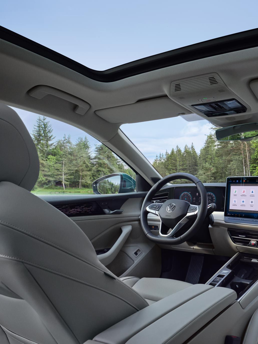 Innenansicht des VW Passat Elegance mit Blick auf die optionalen ergoActive Sitze, das Cockpit und die Jumbobox.