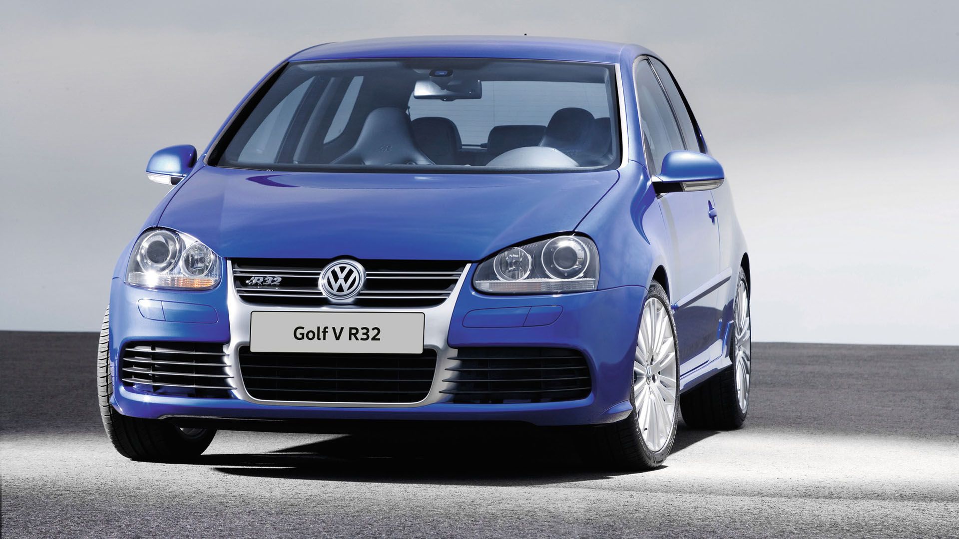 Ein blauer VW Golf 5 R32 von vorne