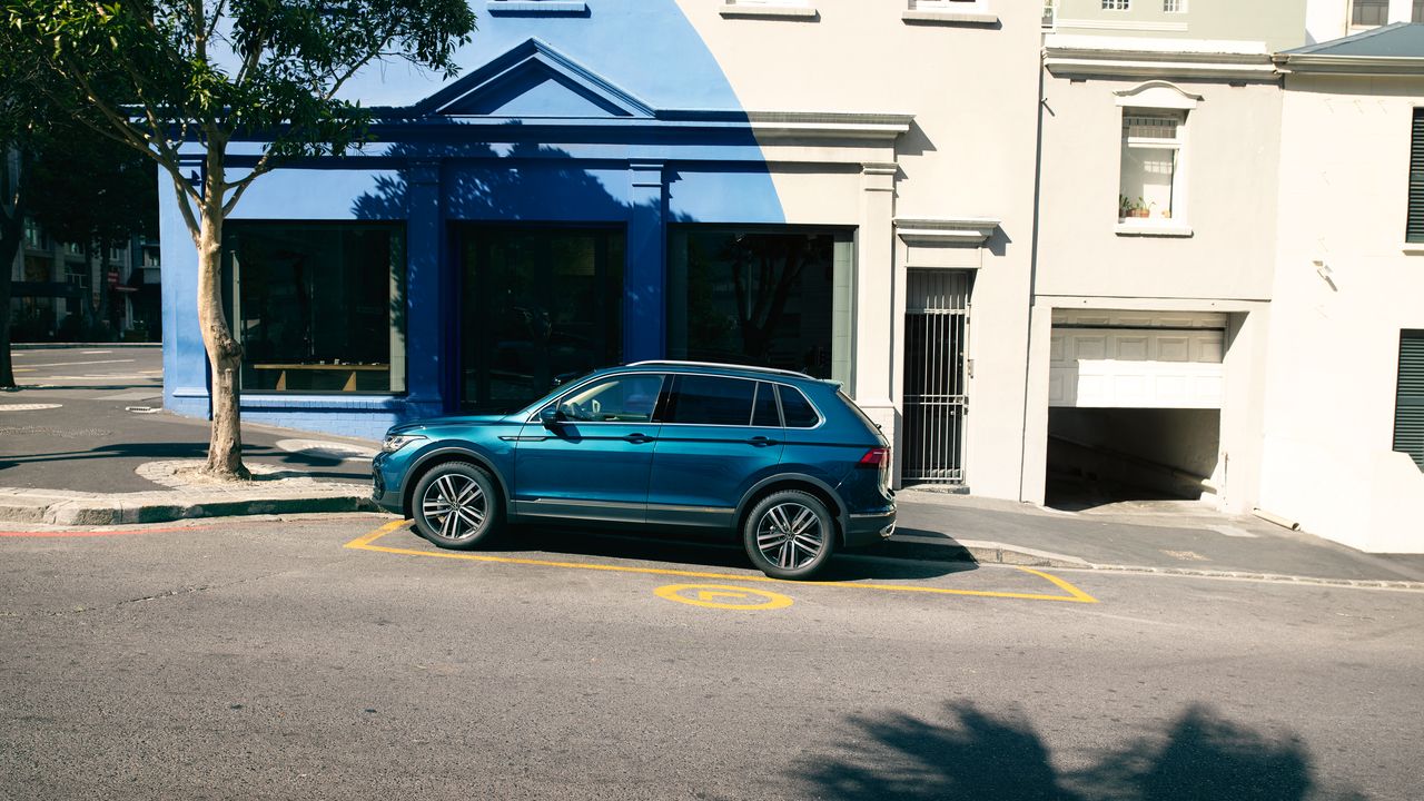 VW Tiguan parkt am Straßenrand