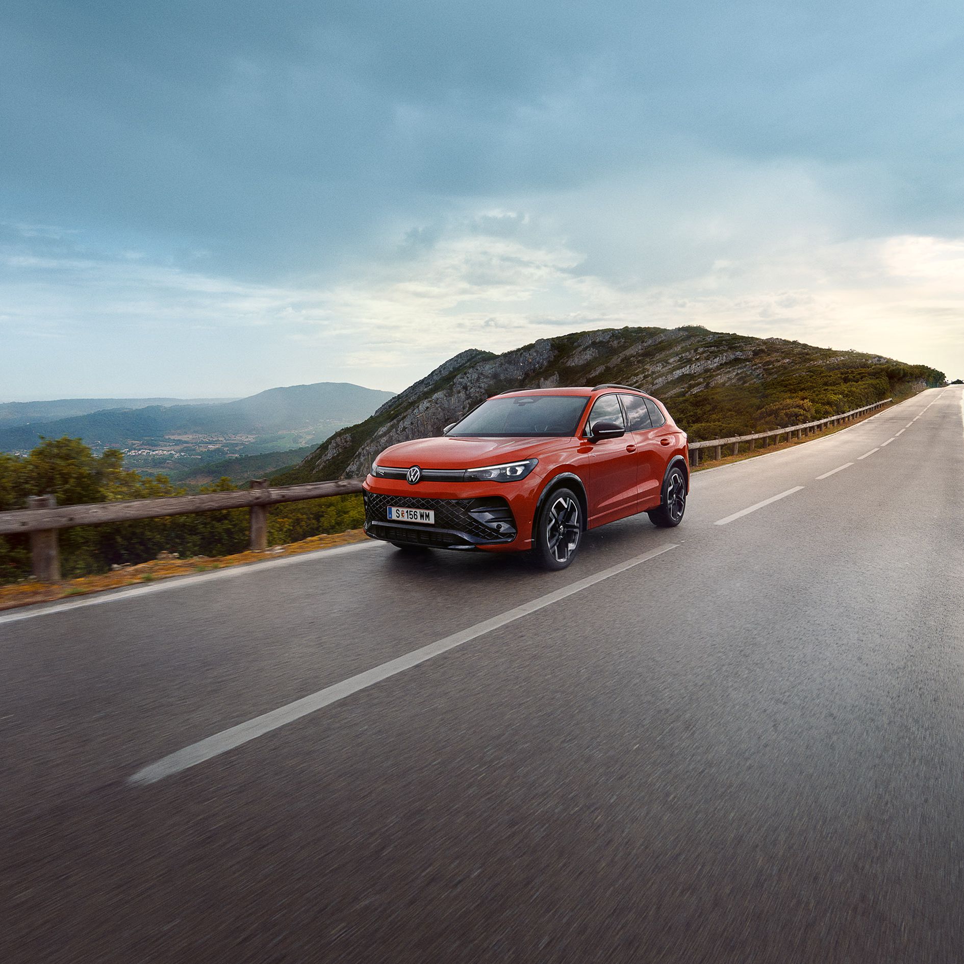 Roter VW Tiguan R-Line fährt auf Landstraße