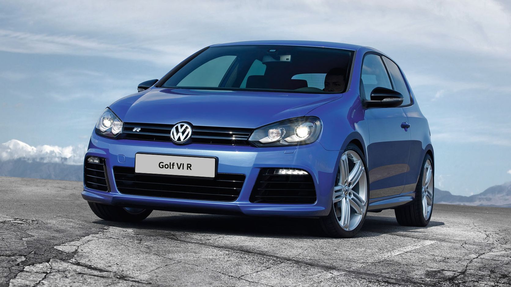 Der VW Golf 6 R in blau von vorne