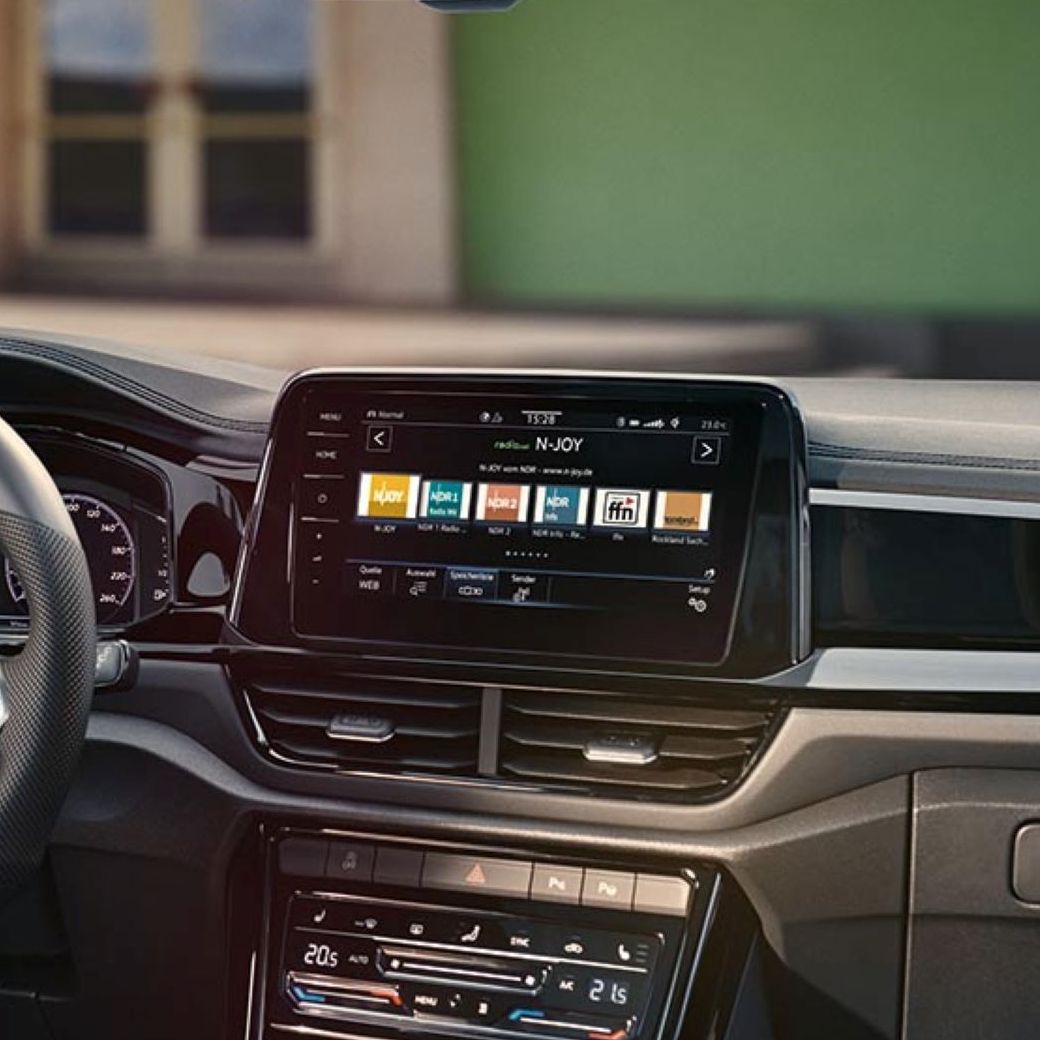  Multifunktionslenkrad, Radio und Klimaanlage im VW T-Roc R-Line