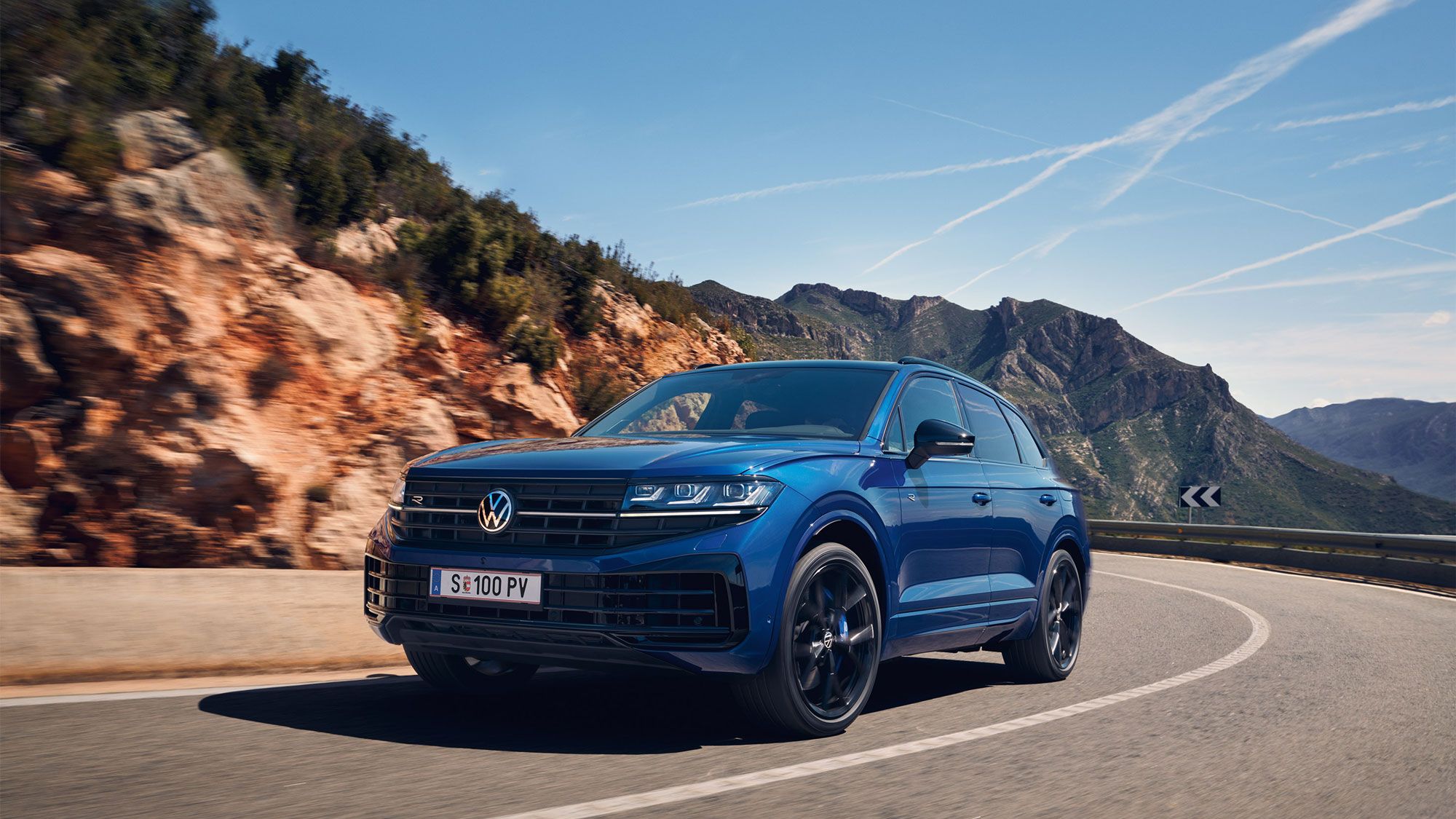 Der VW Touareg R eHybrid fährt auf einer Bergstraße