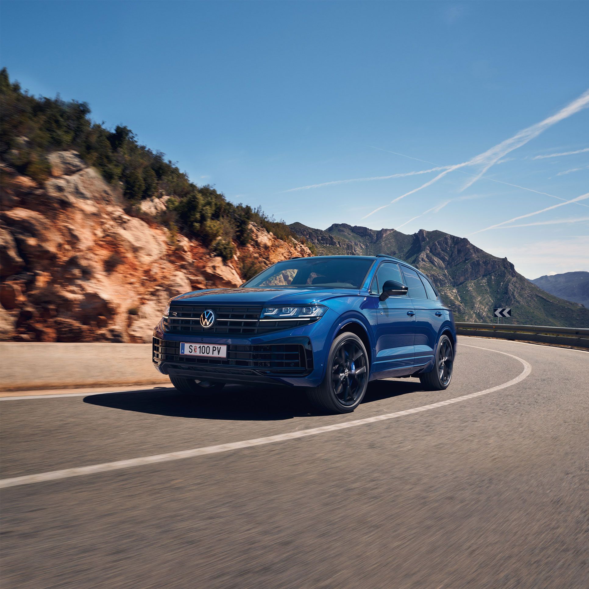 Der VW Touareg R eHybrid fährt auf einer Bergstraße