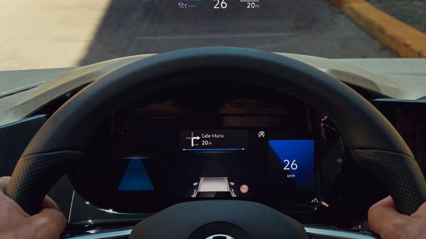 Fahrender VW Golf GTD mit Head-up-Display