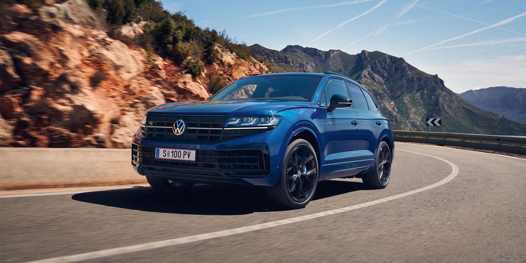 Der VW Touareg R eHybrid fährt auf einer Bergstraße