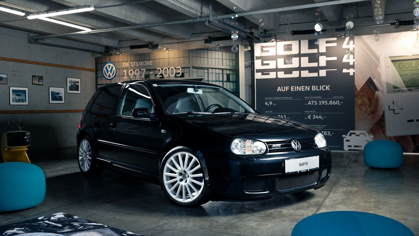 Ein schwarzer VW Golf 4 schräg von vorne