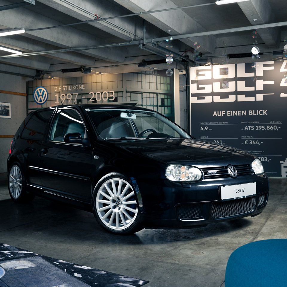 Ein schwarzer VW Golf 4 schräg von vorne